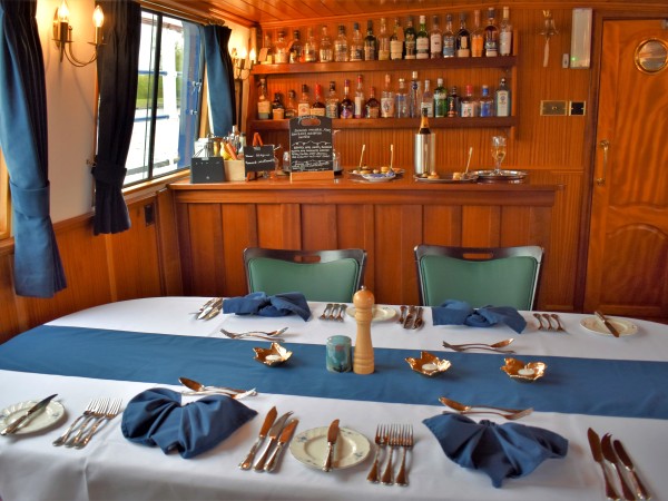 The dining
room is always beautifully set for every meal aboard the Scottish Highlander