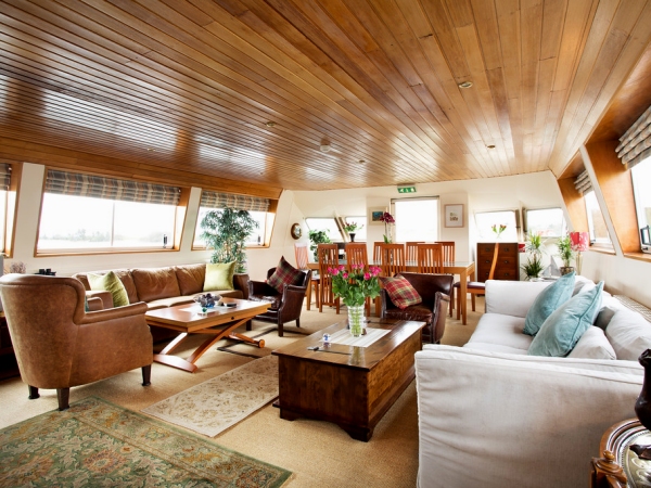 The Salon
Aboard the
Shannon Princess II