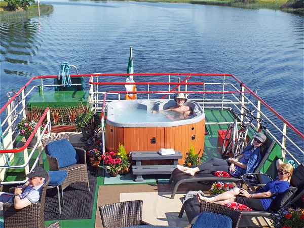 The large
and
comfortable sundeck with spa pool aboard the Shannon Princess II