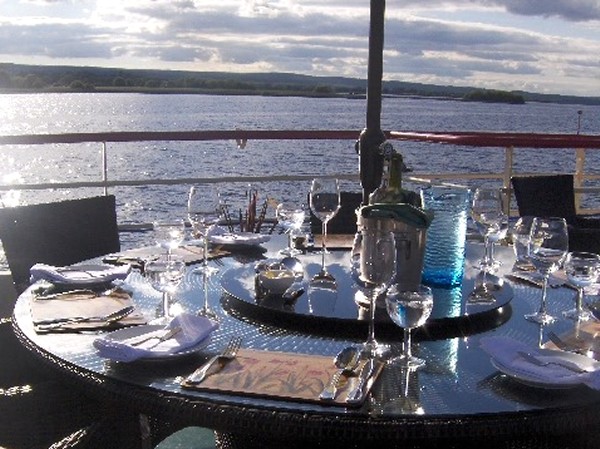 Enjoy
alfresco
dining on beautiful days and evenings aboard the Shannon Princess II