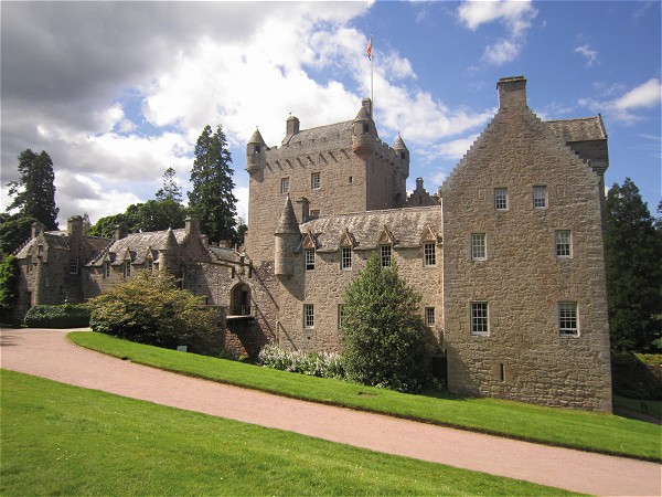 Your
cruise aboard the Spirit of Scotland includes a visit to Cawdor Castle<br>made
famous by Shakespeare's Macbeth