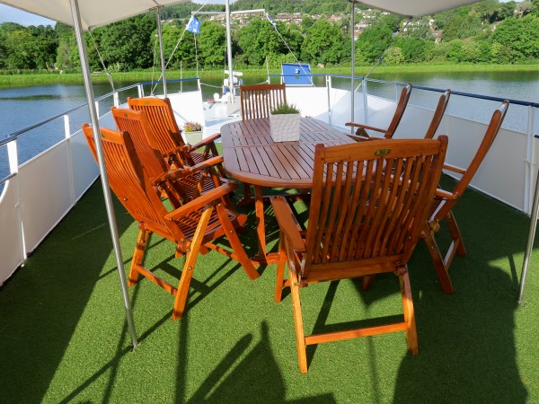 Take in
the wonderful scenery while lounging or alfresco dining<br>on the upper level
deck on the Spirit of Scotland 