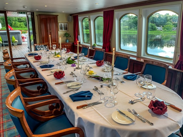 The dining
room aboard the Spirit of Scotland opens up to the rear deck with spa pool
