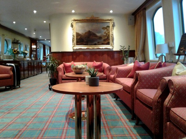 The
elegant salon aboard the Spirit of Scotland has multiple nooks<br> for
socializing, reading and games