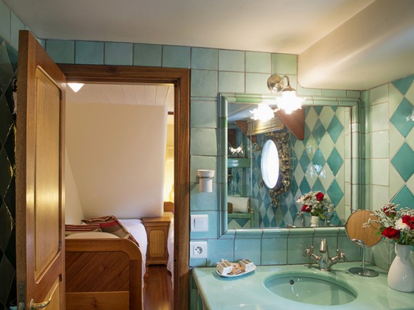 The Cezanne cabin ensuite bathroom